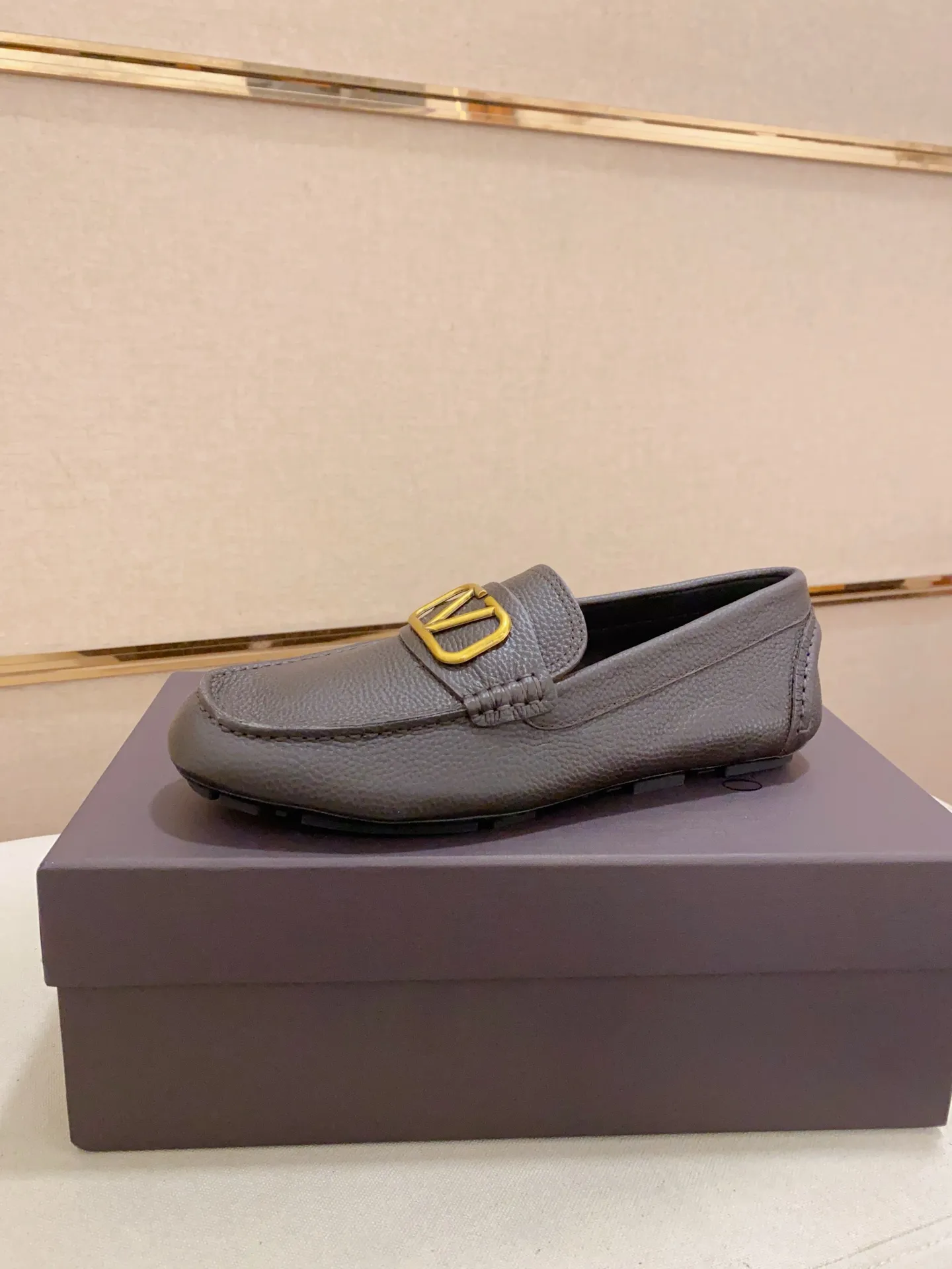 Men's shoes💰: 680💰VALENTINO, made of imported cowhide with imported water-dyed cowhide lining, iconic hardware and iconic wear-resistant outsole. 38-44. 45 VALENTINO packaging can be customized to enjoy the brand’s iconic product packaging